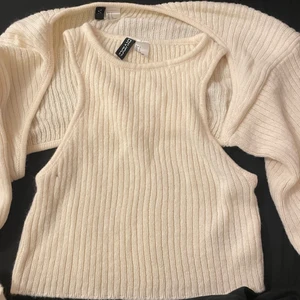 S - Stickat topp med ett tillhörande croppad kofta. DM för intresse och för fler bilder.