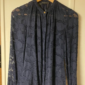 Blus - Marinblå blus från STOCKH LM. Använd endast en gång. Storlek 34.