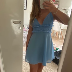 klänning - söt blå klänning med lite volanger, tyvärr sitter den inte så bra på mig så är tvungen att sälja, köpt på asos för ca 200kr💓