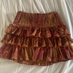 Zara kjol - Jätte fin zara kjol i stl xs och den är i väldigt bra skick och knappt använd den är även slutsåld på zaras hemmsida 