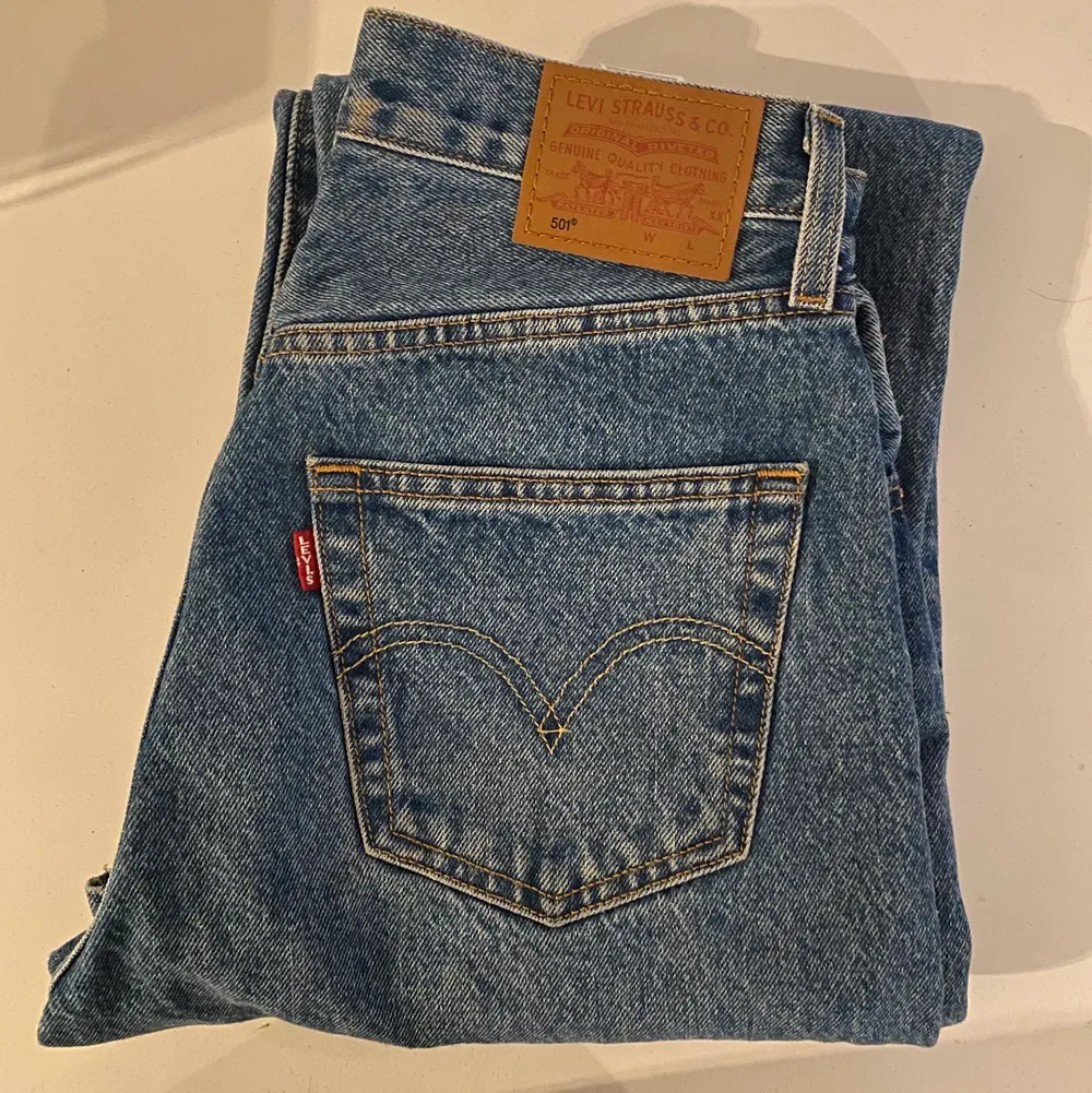 Helt nya Levis jeans i storlek 25 x 30. Jätte fina men tyvärr för små för mig.   Nypris 1300 så jag säljer den för halva priset.  . Jeans & Byxor.