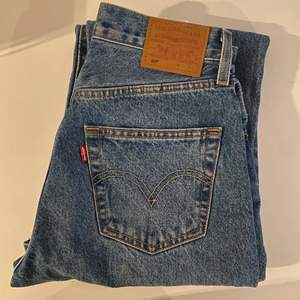Helt nya Levis jeans i storlek 25 x 30. Jätte fina men tyvärr för små för mig.   Nypris 1300 så jag säljer den för halva priset.  