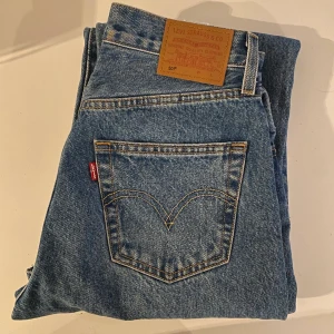 Levis 501 midrise  - Helt nya Levis jeans i storlek 25 x 30. Jätte fina men tyvärr för små för mig.   Nypris 1300 så jag säljer den för halva priset.  