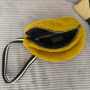 Väska Baum und Pferdgarten - Gul väska från danska Baum und Pferdgarten! One size, inga anmärkningar förutom lite repor på guldspännet. Gosig och fin!