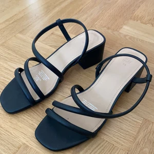 Klackar använda 1 gång - Använda 1 kväll. Perfekt skick! Sänker priset vid snabb affär