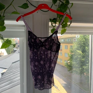 Negligé - Asgulligt linne men har aldrig kommit till användning som ALLT annat jag säljer😳 det är i meshtyg men är inte genomskinligt vid brösten! 