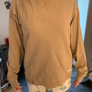 Säljer denna sweatshirten från lager 157, säljer för har för många sweatshirts. Använt 2 gånger. Den är beige💓