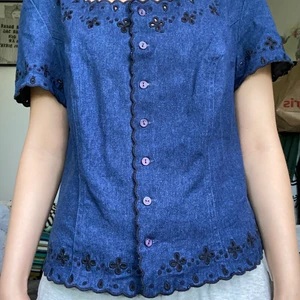 MörkBlå Topp  - En mörkblå topp med gjort av ganska tjockt material. Inga defekter, fina detaljer längst sidorna. Köpt secondhand 💙 💙