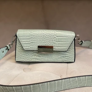 Ideal of sweden väska  - Använd 2-3 gånger! Liten söt axelremsväska i mint grön färg! Från märket ideal of sweden! Nytt skick.