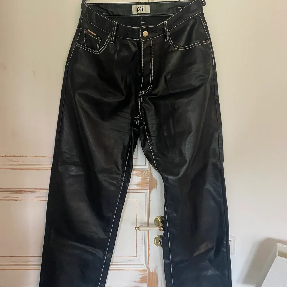 Köpta på tradera och aldrig använda pga för stora, i mycket gott skick ! Strl 32/34. Jeans & Byxor.