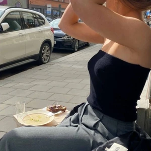 Djerf avenue Tub Top liquorice  - Säljer min tub topp från djerf så den inte kommer till användning. En liten som har gått upp upp till, kan skicka bild på begäran. 