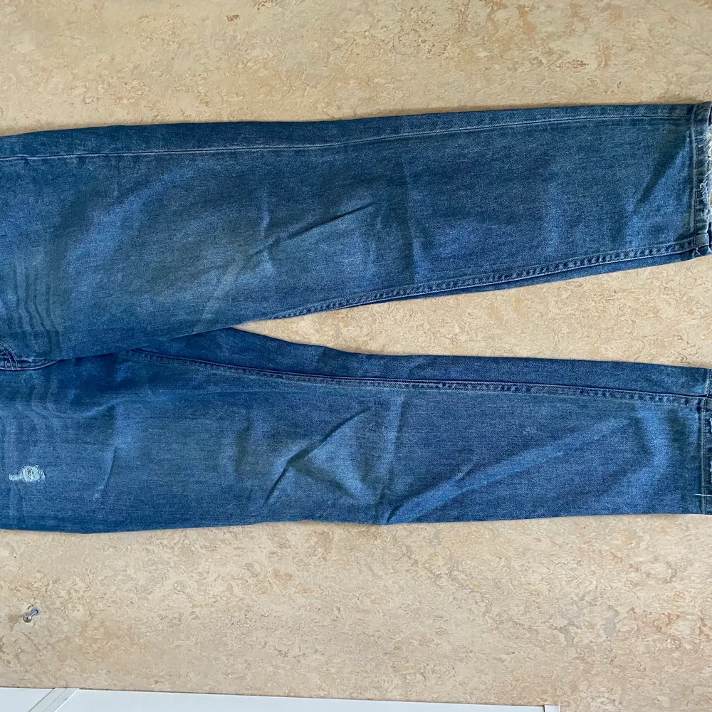 Blåa mom jeans har använt de ett par gånger. Bra skick!! . Jeans & Byxor.