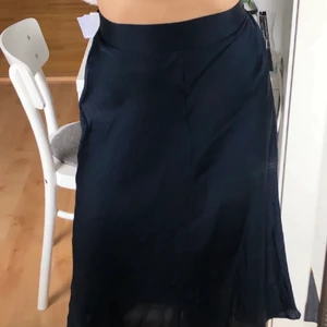 Satin midi skirt - Säljer en kjol från Monki som nästintill aldrig är använd. Frågor? Kontakta mig ☺️ Köparen står för frakt 