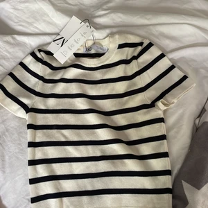 Randig T-shirt  - Fin söt tröja från zara! Oanvänd. Storlek M men sitter tight, är själv en s