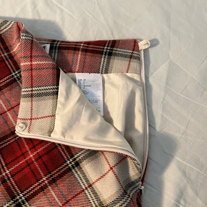 Kjol från HM - Röd/vit kjol från H&M i stl.34 Använd ett fåtal gånger, i bra skick