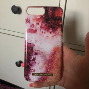 Hannalicious x Ideal Of Sweden - superfint skal från ideal of sweden, coral crush. passar 8/7/6/6s plus🫶 har en spricka vid kameran (sista bilden)