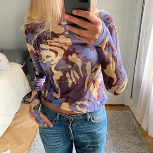 Mesh topp - Mesh tröja från weekday med hål för tummarna.