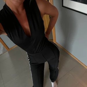 skitsnygg body - låg skuren supersnygg body❤️ säljs pga den ej används 💗 passar även s 