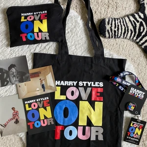 Harry Styles Love on Tour VIP merch - Intressekoll på ett av mina VIP-paket med merch från Harry Styles Love on Tour💖💖 Har flera ”paket” därav att jag säljer 🫶🏼 Det man fick var en tygväska, necessär, popsocket, laneyard och fyra små posters! 
