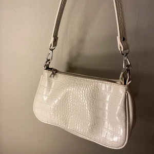 Väska - Vit väska i fint skick, inga defekter. 