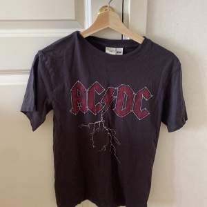 Mörkgrå AC DC tröja i använt skick 