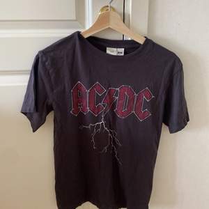 Mörkgrå AC DC tröja i använt skick 