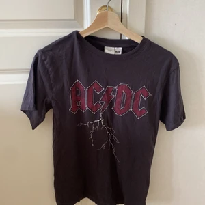 Mörkgrå AC DC tröja st XS - Mörkgrå AC DC tröja i använt skick 