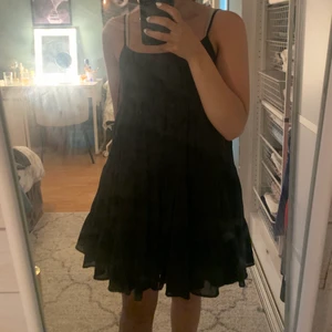 Zara klänning  - Säljer denna populära zara klänningen i strl xs. Säljer eftersom att jag endast har använt den 1 gång💖 hör av er om ni har några frågor!