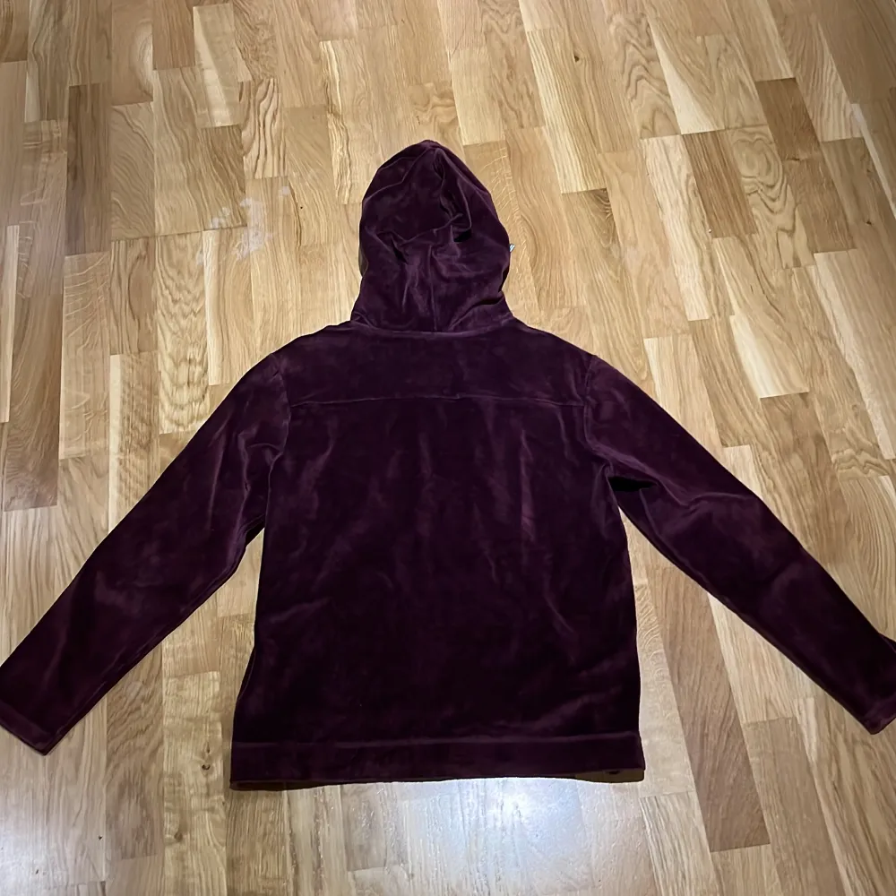 Säljer en limitato hoodie som kanppt är använd och är i bra skick. Köpte den på United fashion i Göteborg för 2900kr. Hoodies.