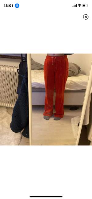 Hej, säljer nu mina juicy byxor i färgen röd då dem är lite stora för mig:) meddela privat för fler frågor elr bilder:) 