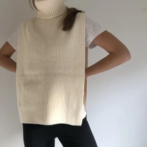 Stickad väst  - Superfin stickad väst från hm. Använd ett fåtal gånger, som ny! Västen är i onesize, passar mig som är i storlek xs/s. 