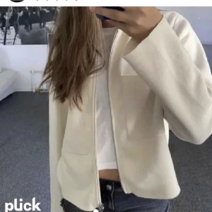 Åhléns kofta  - Säljer denna sjukt snygga Åhléns kofta storlek M ❤️ jätte fin mjölk vit färg utan några defekter, knappt använd! Trendig och slutsåld 