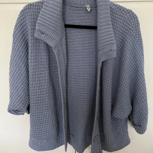 Mysig cardigan - Mysig cardigan i pastell blå. Säljer då den tyvärr inte kommer till användning längre. STRLK XL men funkar på mig som är S