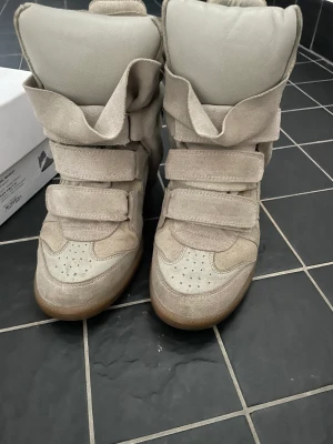 Isabel Marant sneakers - Säljer dessa beiga Isabel Marant bekett sneakers! Då dem ej kommer till användning och säkert passar någon annan bättre💛 Storlek 38, men passar även 37. Säljer för 1300kr, köparen står för frakten💛 Nypris runt 5100kr (låda tillkommer ej)