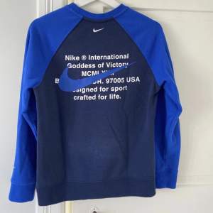 Säljer denna ur snygga Nike tröja i stl 147-158, skulle säga den är som en XS💗💗jätte fint skick.  Kom privat för fler bilder eller funderingar 💗