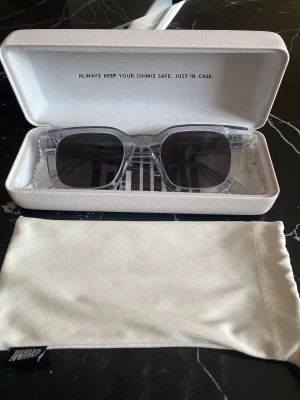 Chimi 04 - Hej säljer mina gråa chimi 04 som inte kommit till användning. Dem är i riktigt fint skick och knappt använda. Alla tillbehör på bilderna fås med, putsduken är oöppnad. Hör av er med frågor eller funderingar. 