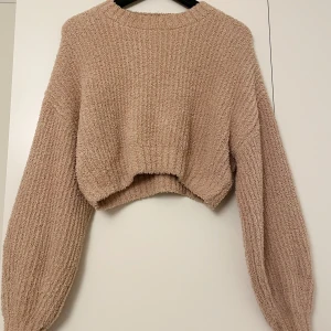 Beige Teddymagtröja  - Fin teddymagtröja från NA-KD i mycket fint skick.
