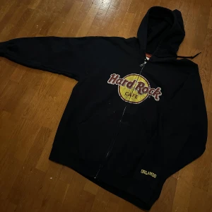 Hard rock café hoodie  - En fin hard rock café hoodie från Orlando , känns som en äldre modell med en sjukt najs boxy passform . Lite crack på printet
