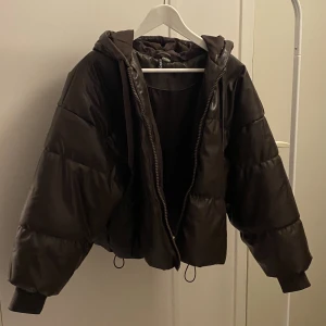 Brun jacka - Brun puffjacka i läder från H&M