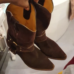 Mocka cowboyboots - Unisex passar 39_ 41