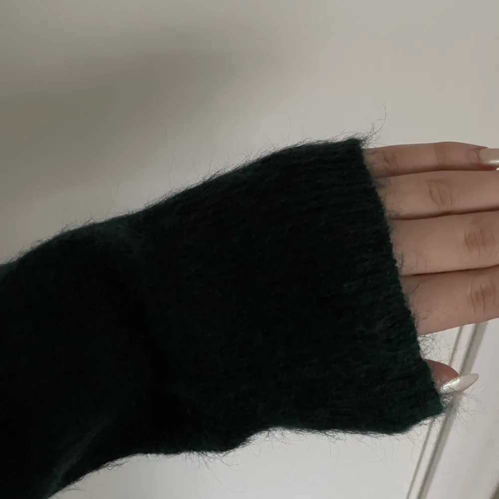 Säljer nu min mörkgröna stickade tröja från samoe samsoe. Älskar denna tröja men tyvärr så ligger den bara och tar plats i garderoben. Den är i ett jättefint skick, skulle säga att den är i princip i ett nyskick! 😍😍😍. Neuleet.