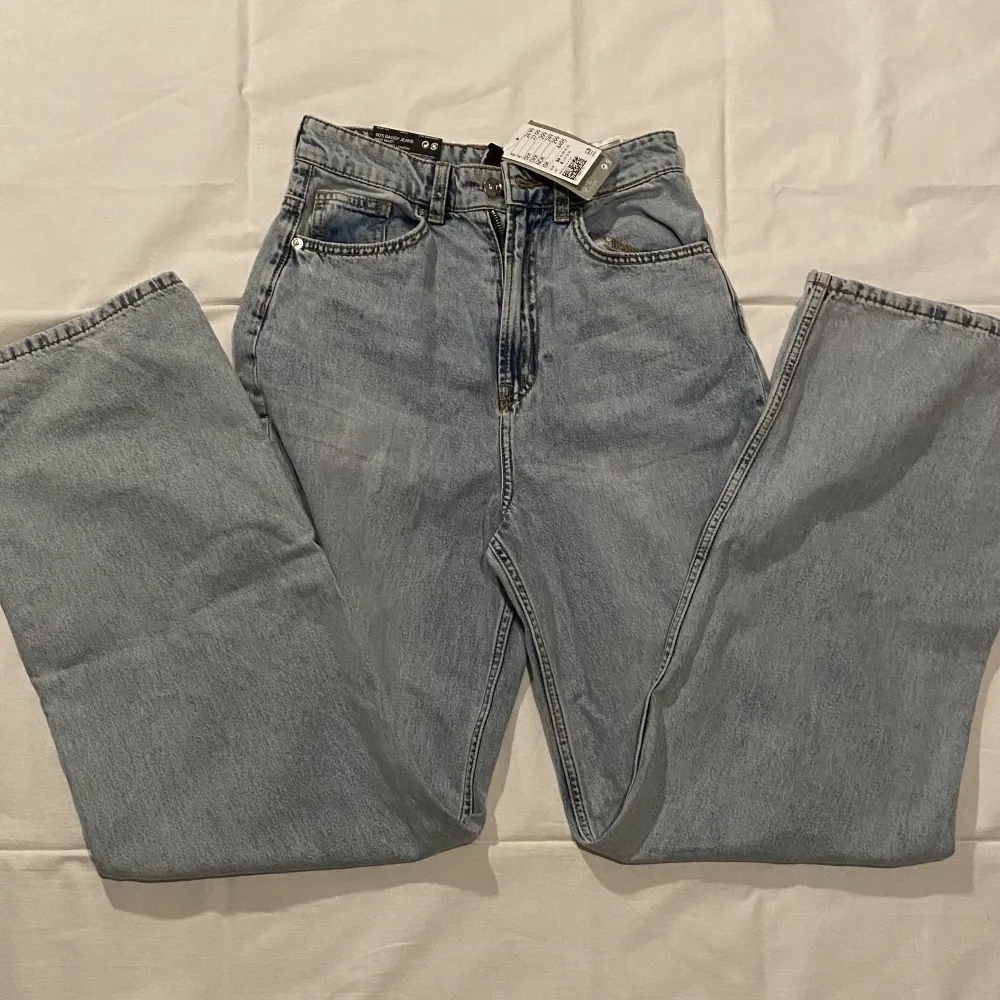 Säljer dessa jättesnygga baggy jeansen från HM eftersom de inte riktigt är min stil💗 Nypris:300. Aldrig använda, högmidjade, långa🫶 Skriv privat för fler bilder. Jeans & Byxor.