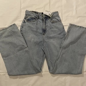 90’s baggy jeans - Säljer dessa jättesnygga baggy jeansen från HM eftersom de inte riktigt är min stil💗 Nypris:300. Aldrig använda, högmidjade, långa🫶 Skriv privat för fler bilder
