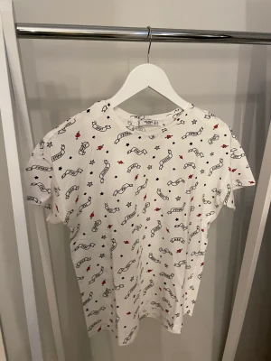 T-shirt från Mango stl S - Vit T-shirt med olika tryck från Mango, storlek S. Använd fåtal gånger så mycket bra skick!✨ Köparen står för frakten, kan mötas upp i Kalmar!
