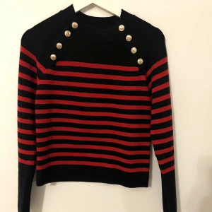 Randig stickad - As cool randig stickad från Zara som fortfarande har lappen kvar!❤️ Den är marinblå och röd i storlek S💙