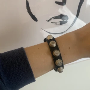 Balenciaga  - Balenciaga inspirerat armband med silvriga nitar ❤️justerbart 