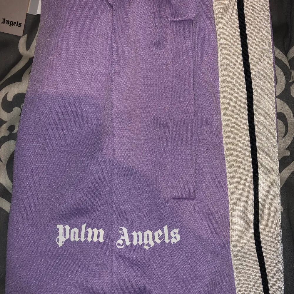 Säljer dessa Palm angels byxor dem är aldrig använda så 10/10 i skick. Alla lappar sitter kvar och allt sånt Storlek L. Jeans & Byxor.