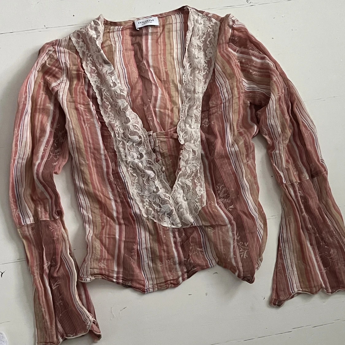 Blus med spetsdetaljer