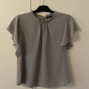 Blus t-shirt - Grå blus t-shirt, fint skick, från boohoo