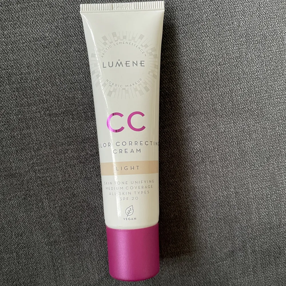 Helt ny oanvänd CC Cream från Lumene, i färgen light. Säljer pga köpte fel produkt.  Skicka vid intresse🤗 Köparen står för frakten💕. Övrigt.